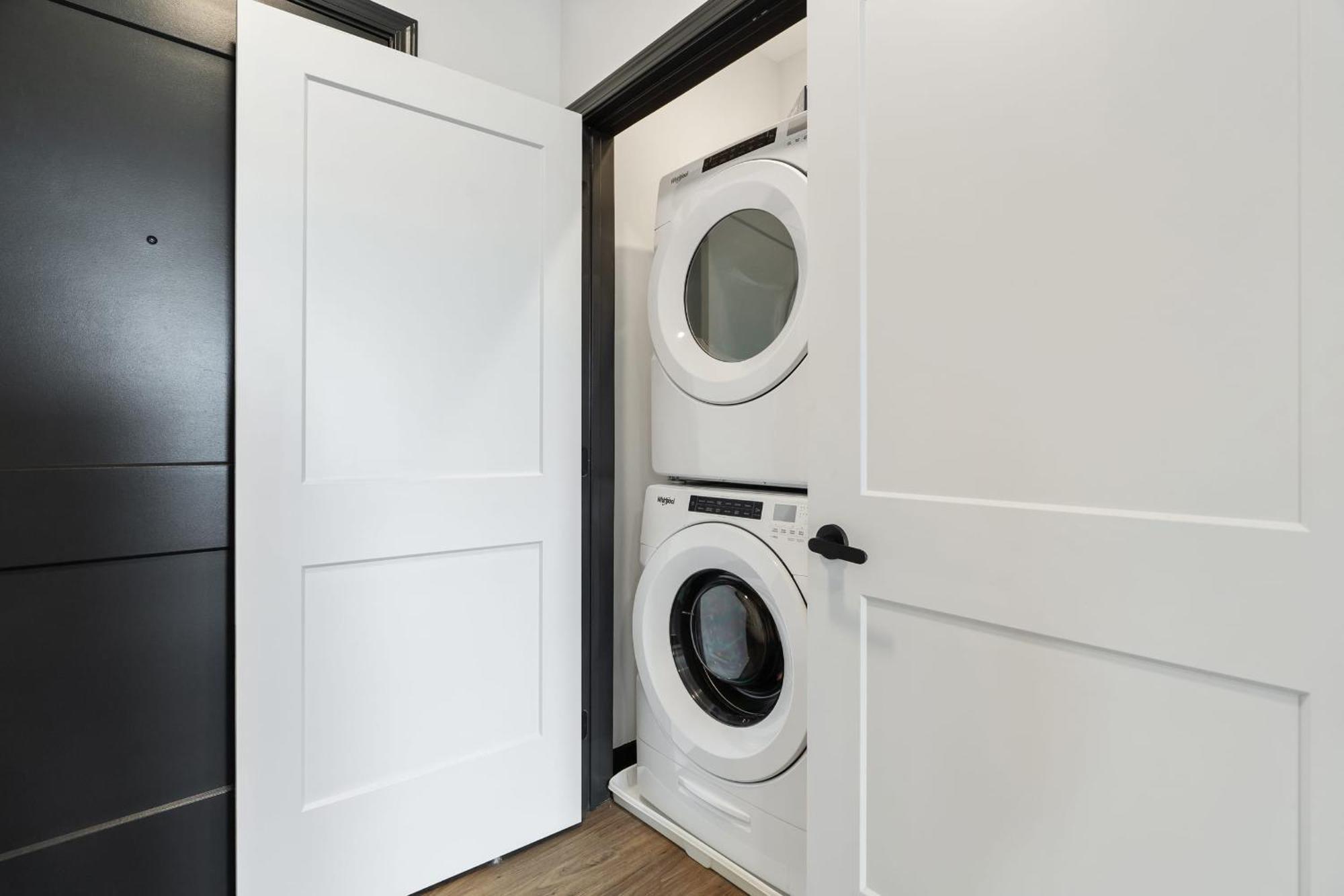 Cozysuites On Mass With Garage Parking #7 Indianapolis Bagian luar foto