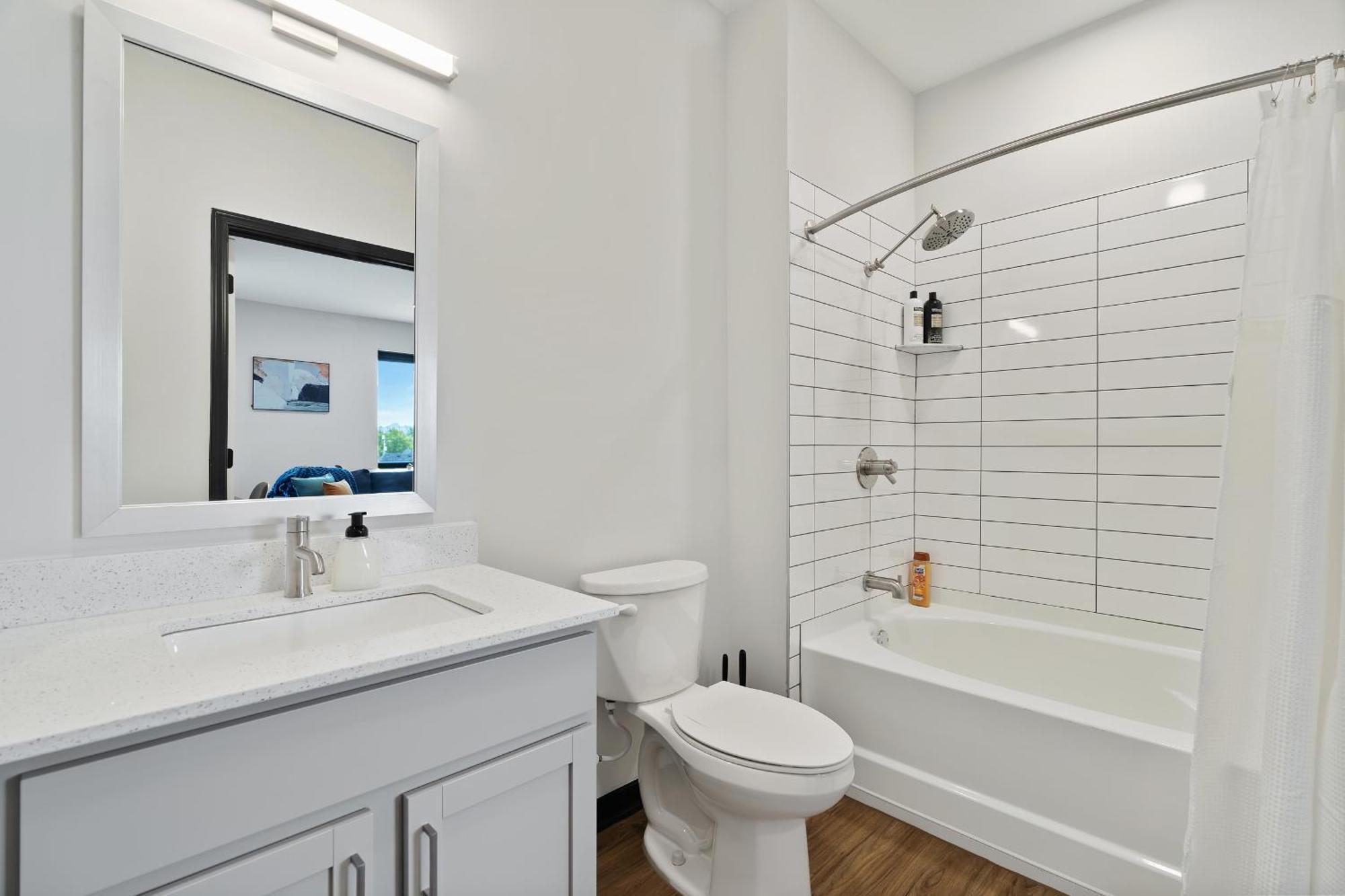 Cozysuites On Mass With Garage Parking #7 Indianapolis Bagian luar foto