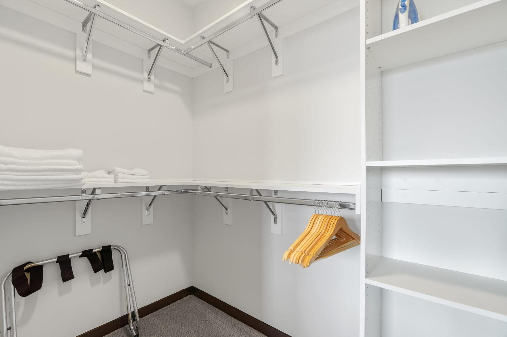 Cozysuites On Mass With Garage Parking #7 Indianapolis Bagian luar foto