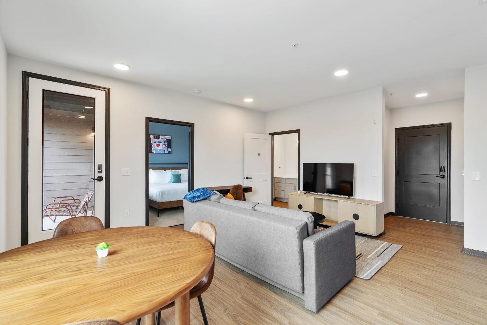 Cozysuites On Mass With Garage Parking #7 Indianapolis Bagian luar foto